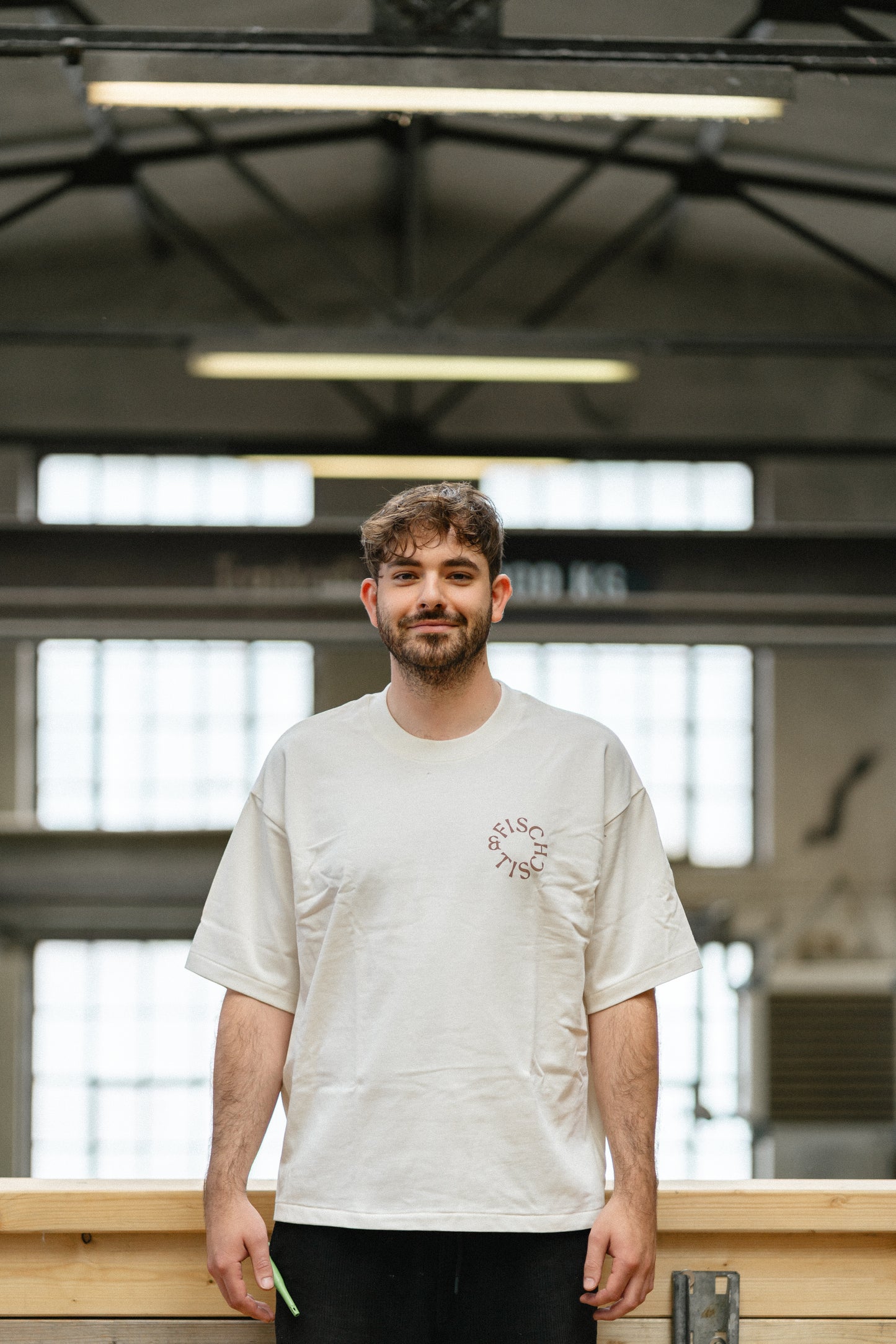 Merch T-Shirt Creme mit Braunen Icons