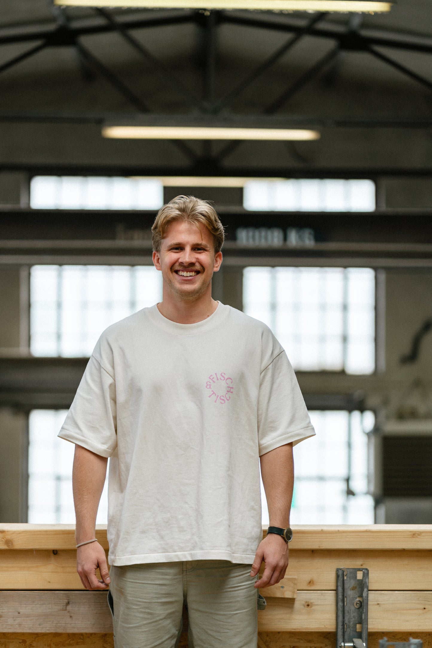 Merch T-Shirt Creme mit Rosa Icons