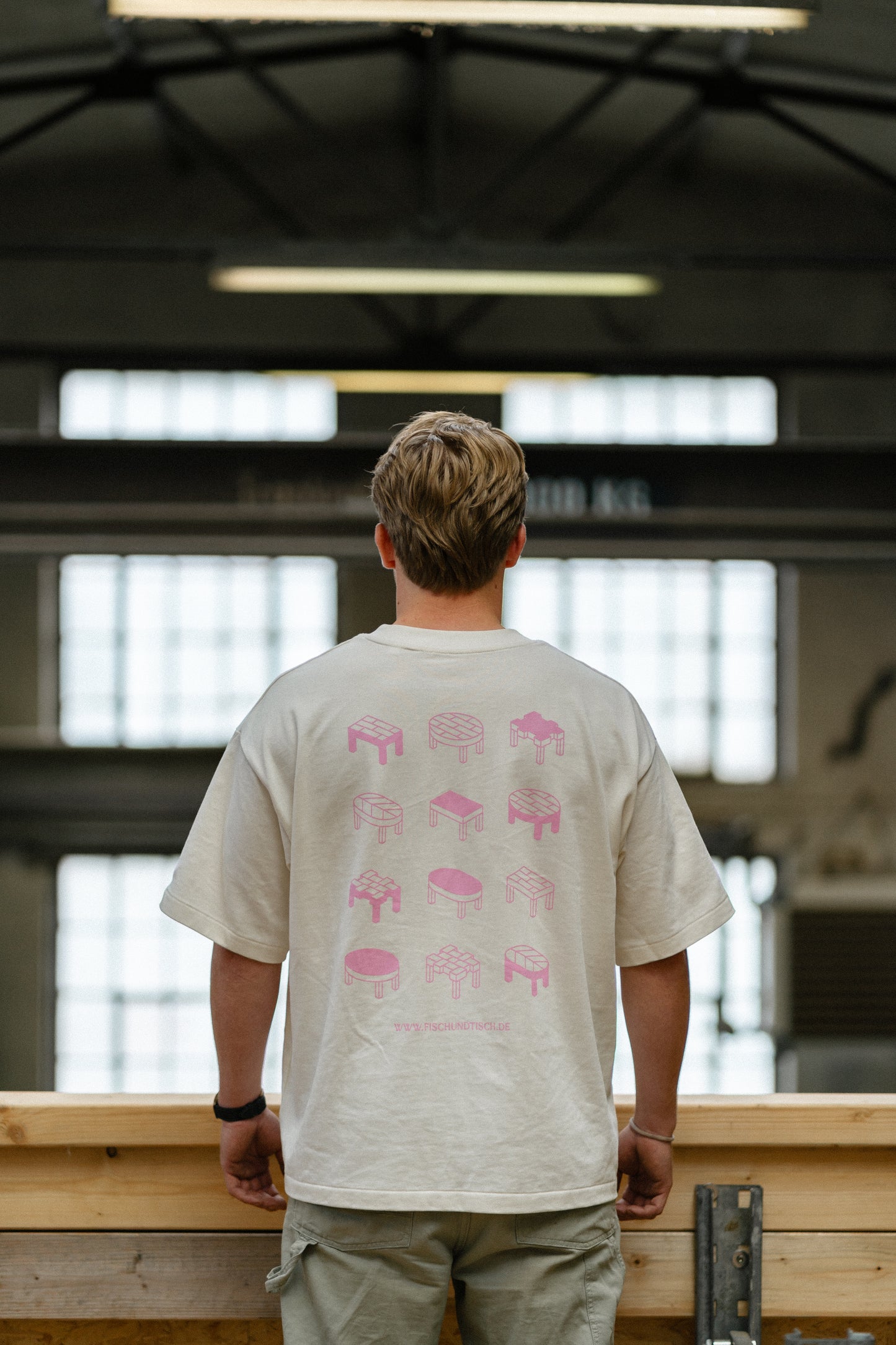 Merch T-Shirt Creme mit Rosa Icons