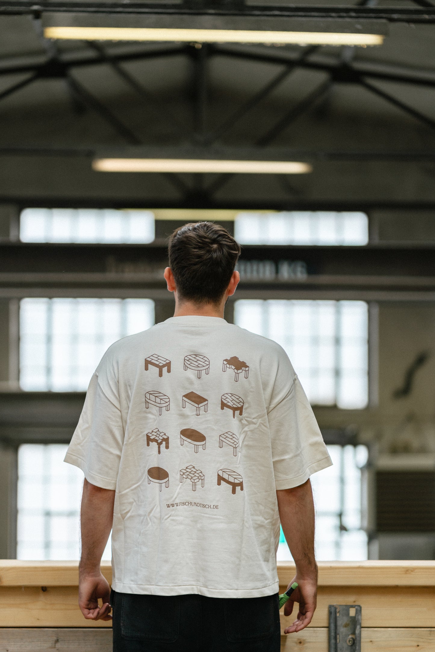 Merch T-Shirt Creme mit Braunen Icons